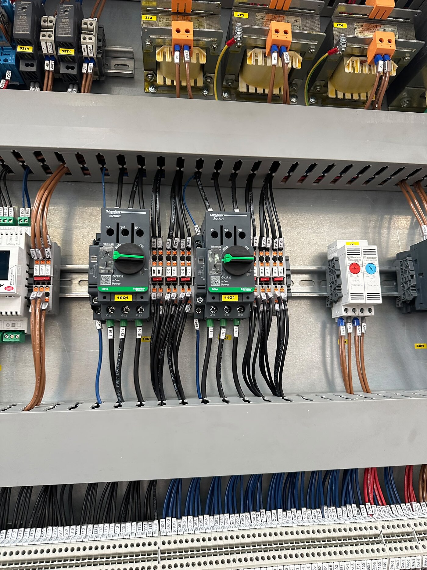 Dettaglio interno di un quadro elettrico ROIV, cablaggi e componenti