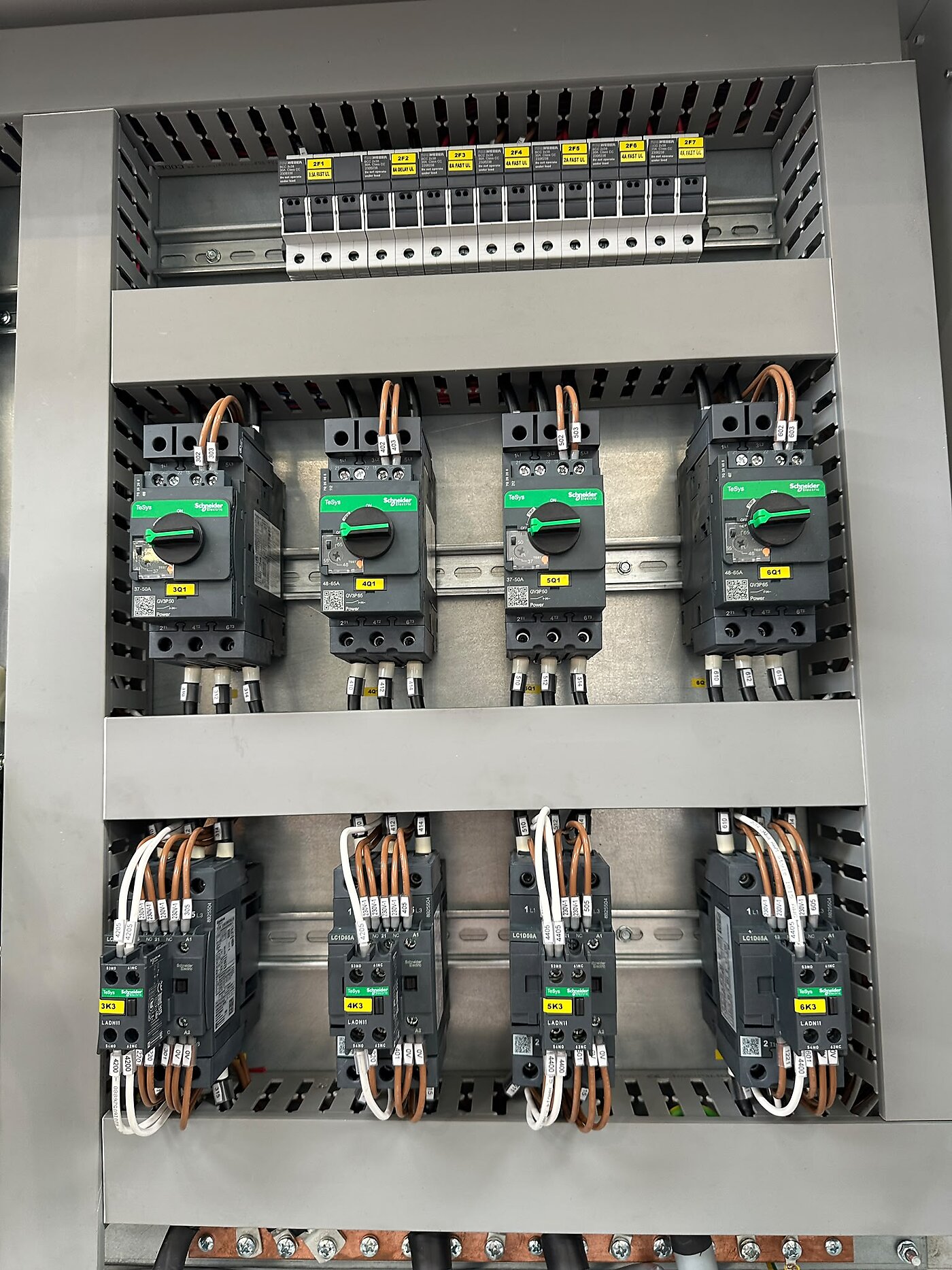 Interno di un quadro elettrico ROIV con contattori e cablaggi
